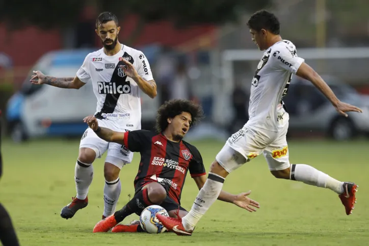 Vitória bate a Ponte Preta de virada em casa, mas ainda segue no Z-4