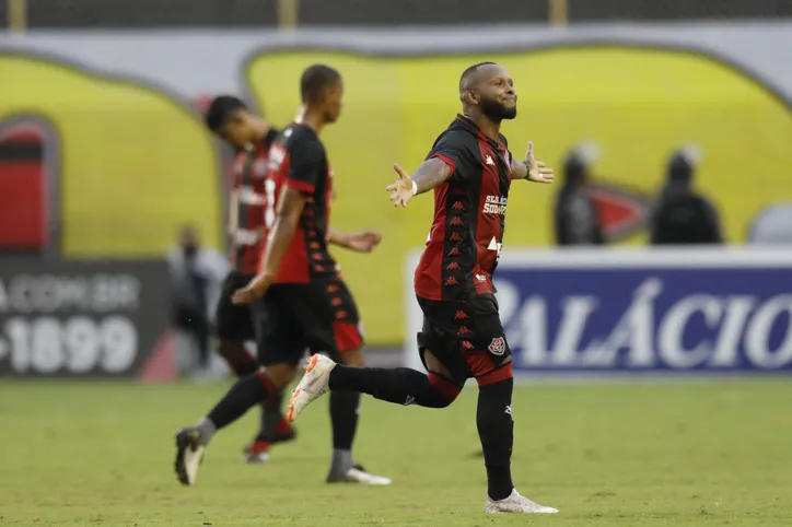 Vitória bate a Ponte Preta de virada em casa, mas ainda segue no Z-4