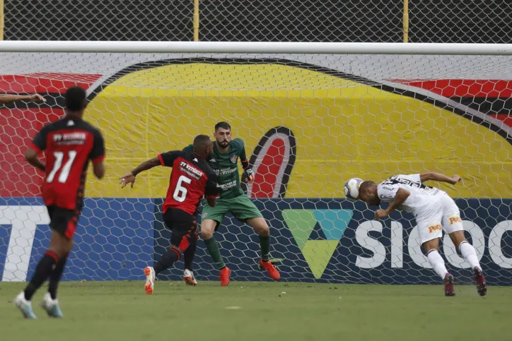 Vitória bate a Ponte Preta de virada em casa, mas ainda segue no Z-4