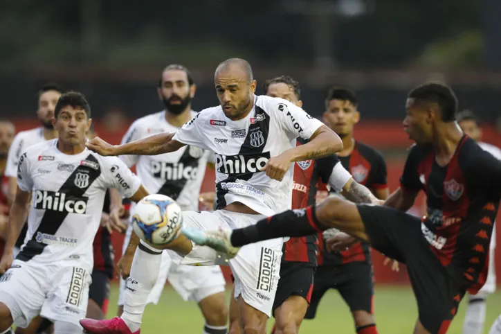 Vitória bate a Ponte Preta de virada em casa, mas ainda segue no Z-4