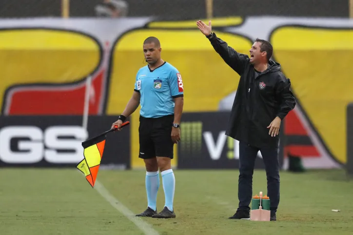 Vitória bate a Ponte Preta de virada em casa, mas ainda segue no Z-4