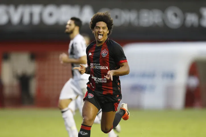 Vitória bate a Ponte Preta de virada em casa, mas ainda segue no Z-4