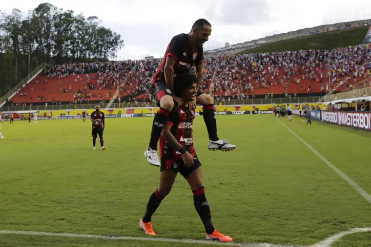 Vitória bate a Ponte Preta de virada em casa, mas ainda segue no Z-4