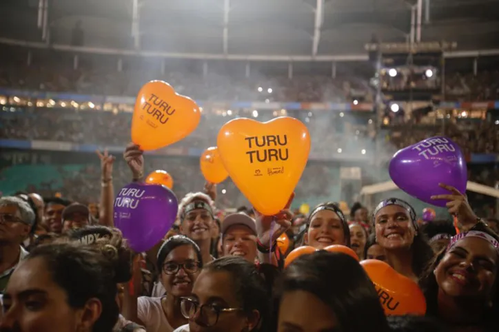 Com Fonte Nova lotada, Sandy e Júnior fazem público voltar no tempo
