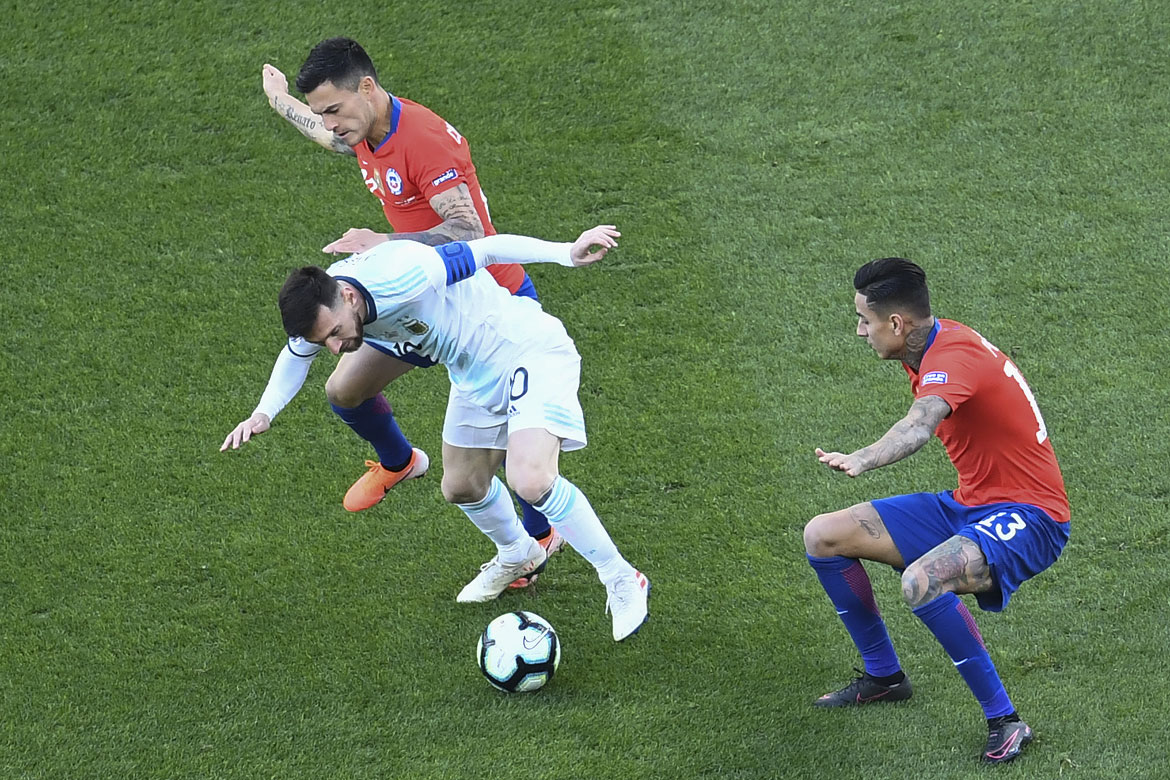 Argentina tem Messi expulso, mas vence Chile e fica com 3º lugar na Copa América