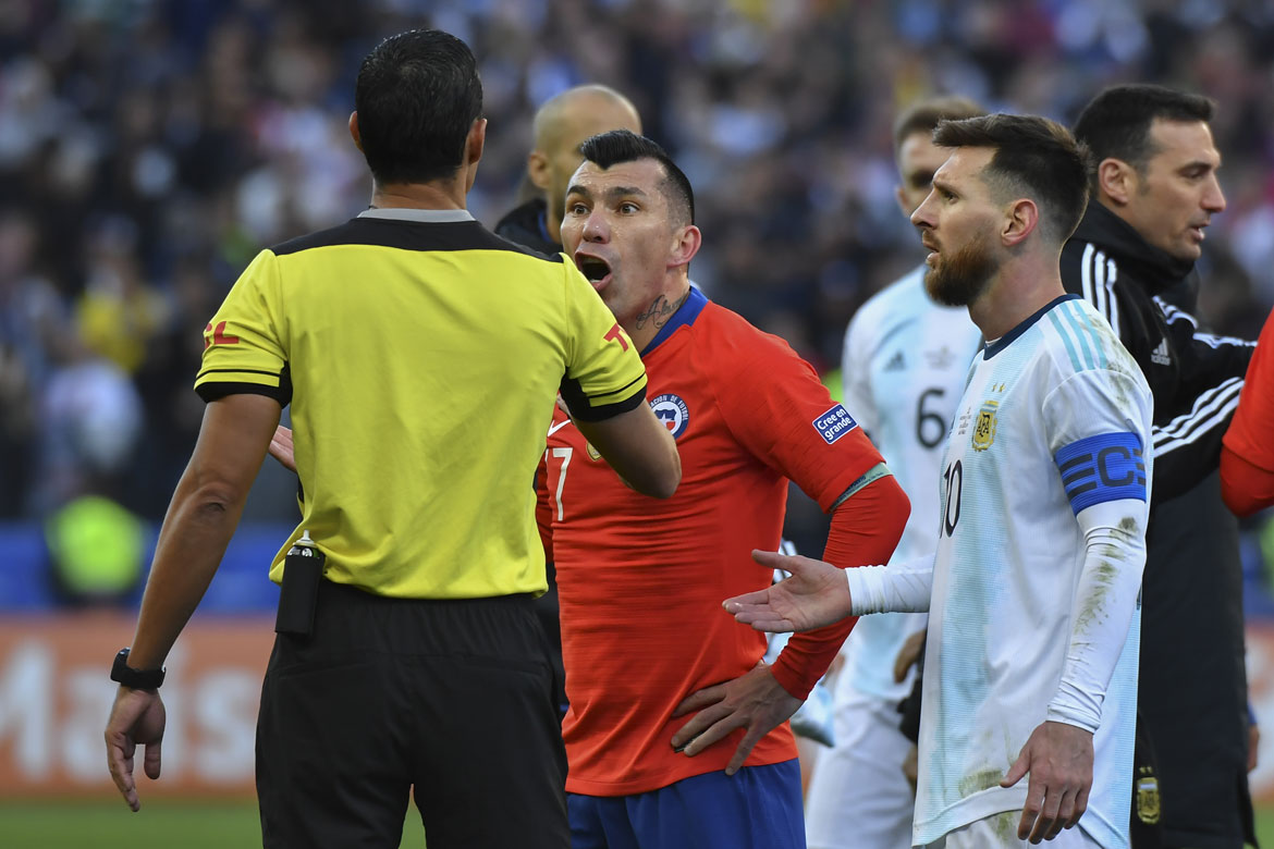Argentina tem Messi expulso, mas vence Chile e fica com 3º lugar na Copa América