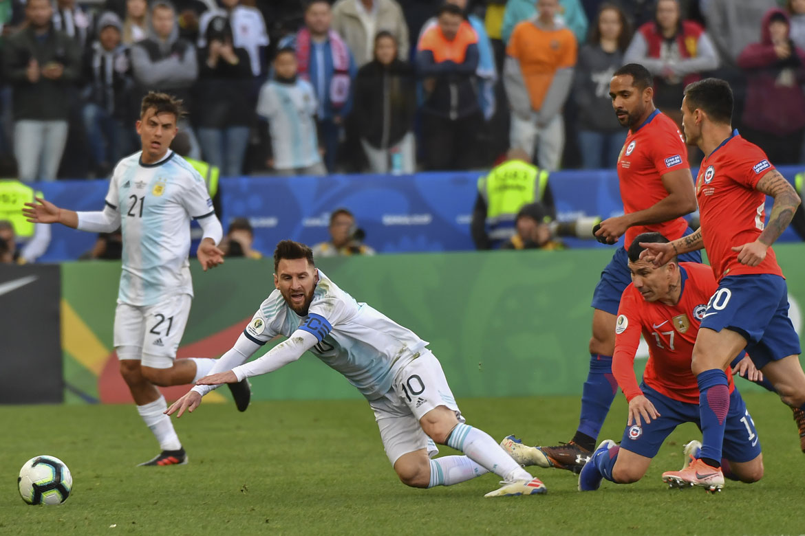 Argentina tem Messi expulso, mas vence Chile e fica com 3º lugar na Copa América