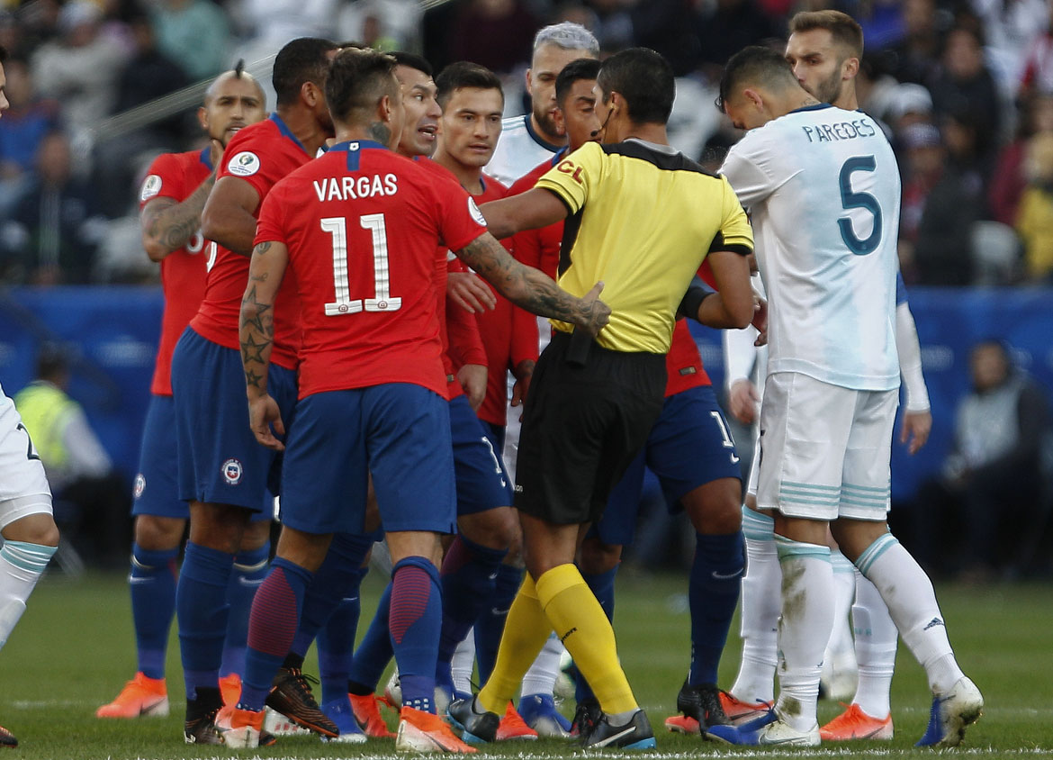 Argentina tem Messi expulso, mas vence Chile e fica com 3º lugar na Copa América