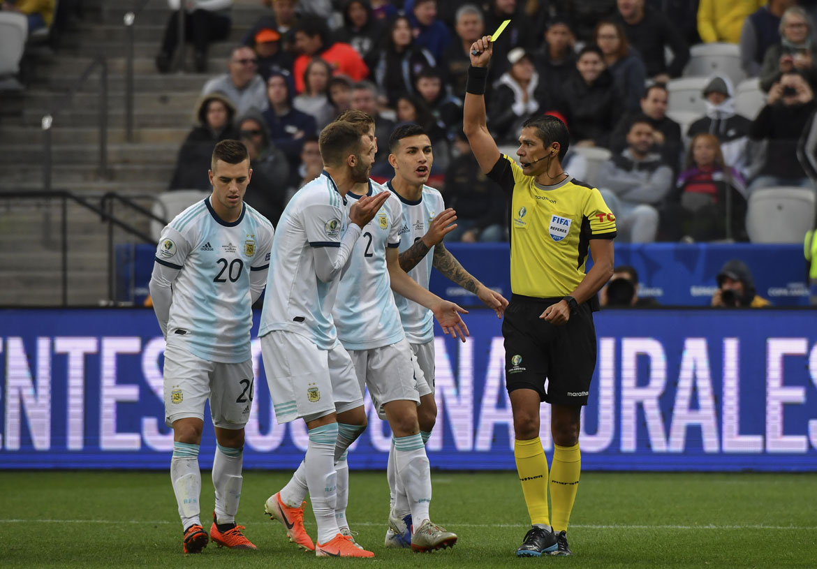 Argentina tem Messi expulso, mas vence Chile e fica com 3º lugar na Copa América