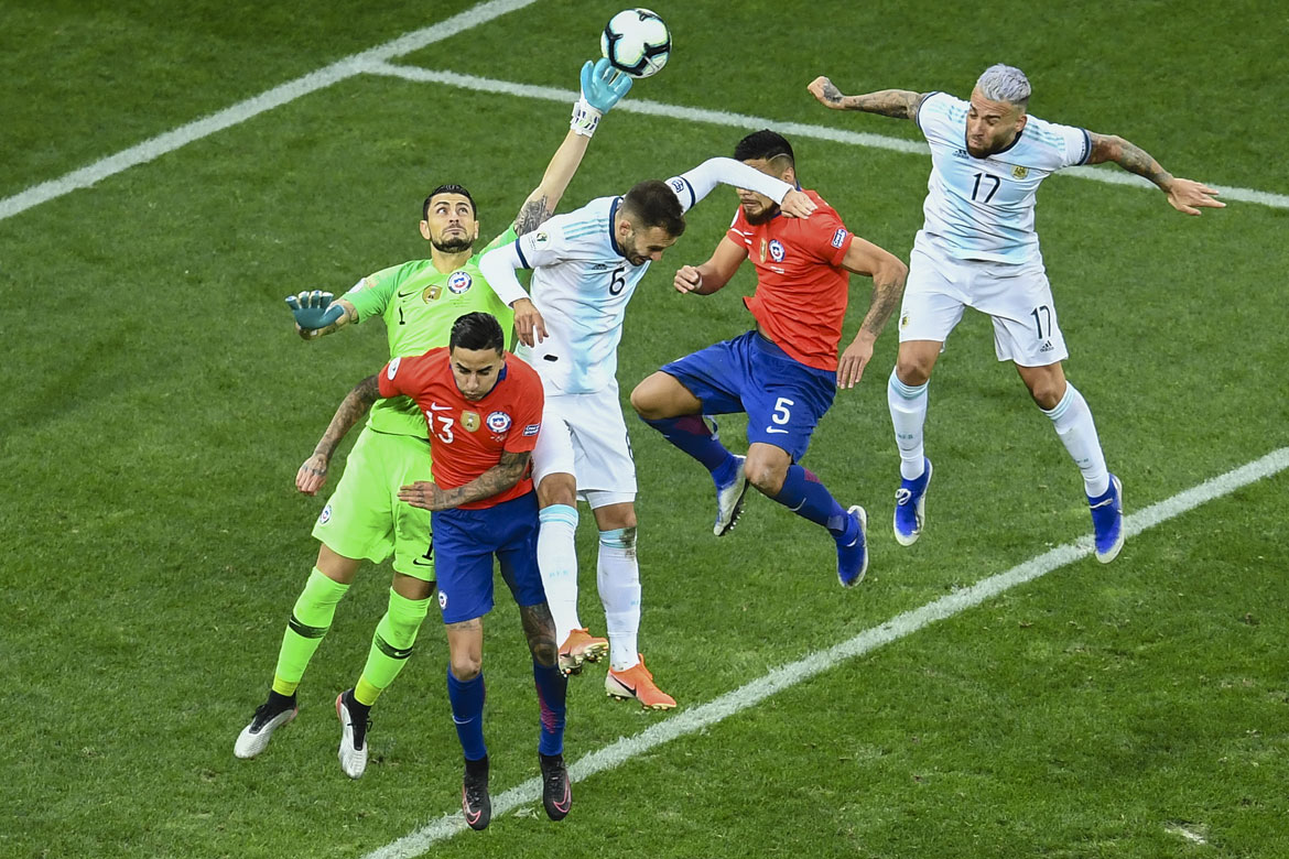 Argentina tem Messi expulso, mas vence Chile e fica com 3º lugar na Copa América