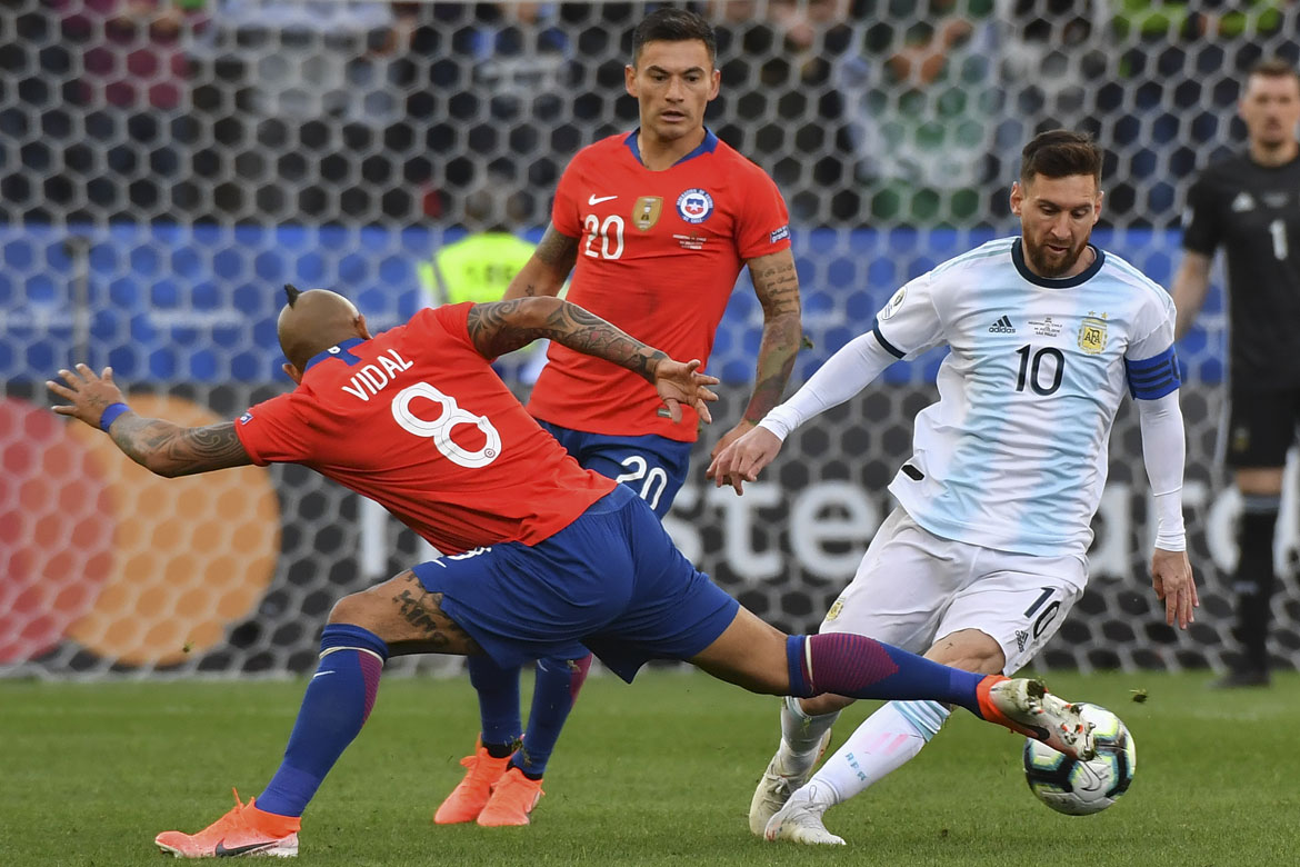 Argentina tem Messi expulso, mas vence Chile e fica com 3º lugar na Copa América