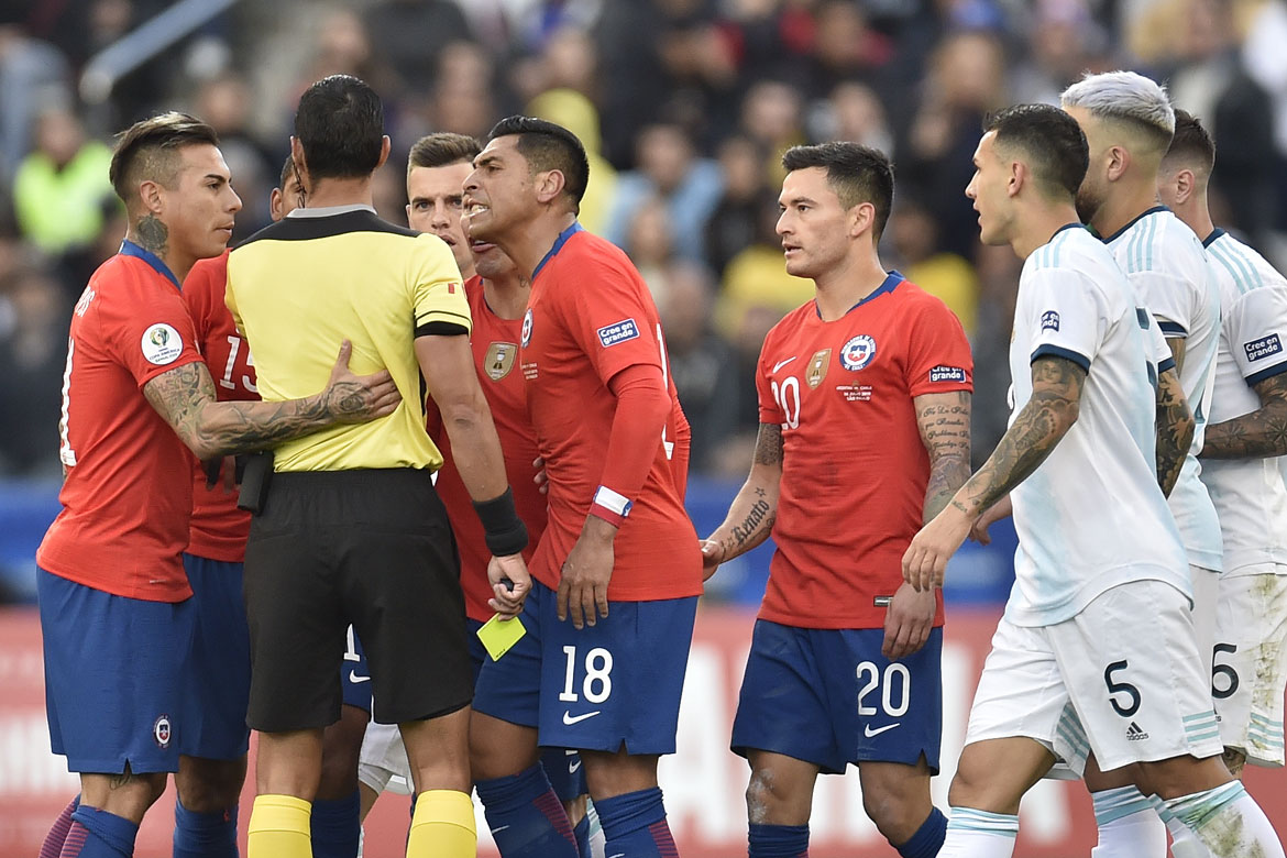 Argentina tem Messi expulso, mas vence Chile e fica com 3º lugar na Copa América