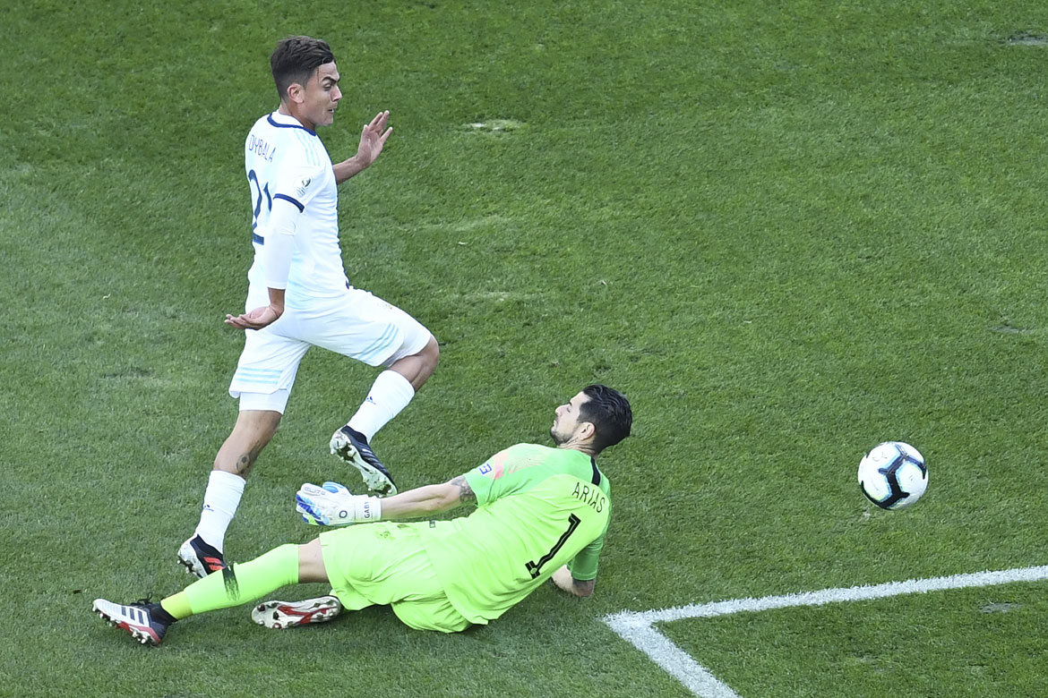 Argentina tem Messi expulso, mas vence Chile e fica com 3º lugar na Copa América
