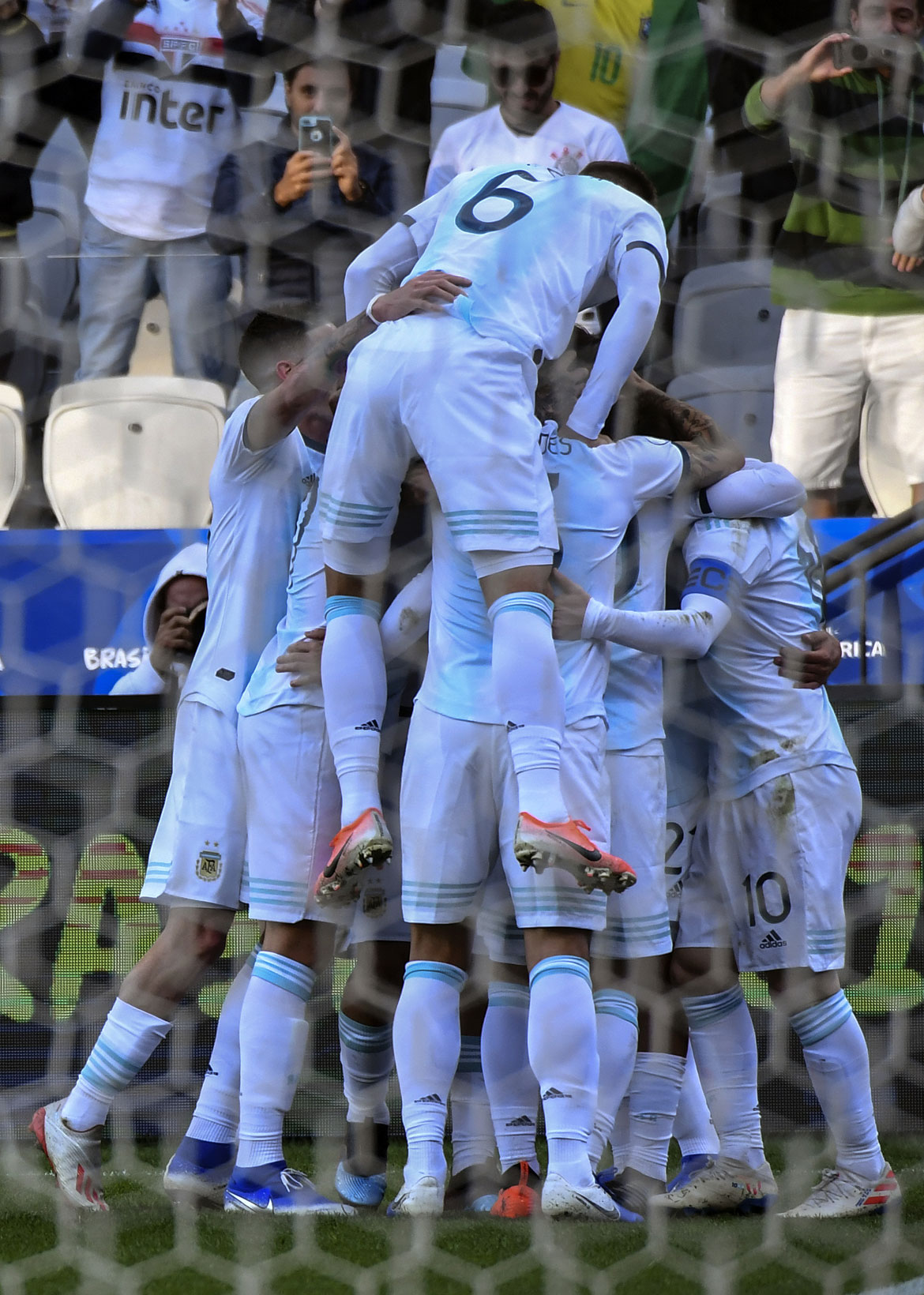Argentina tem Messi expulso, mas vence Chile e fica com 3º lugar na Copa América