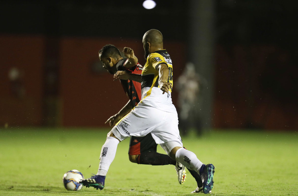 Com dois de Anselmo Ramon, Vitória bate Criciúma e finda jejum