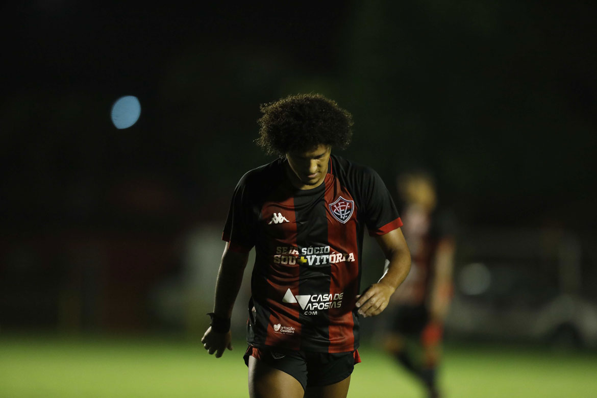 Com dois de Anselmo Ramon, Vitória bate Criciúma e finda jejum