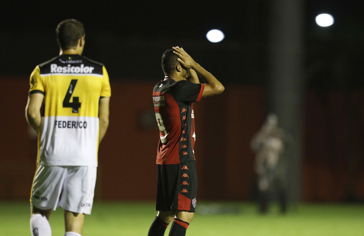 Com dois de Anselmo Ramon, Vitória bate Criciúma e finda jejum