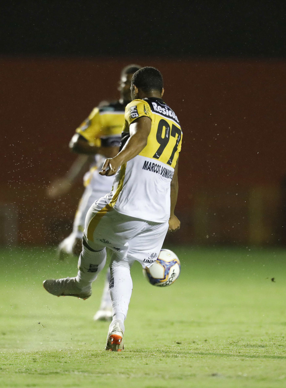 Com dois de Anselmo Ramon, Vitória bate Criciúma e finda jejum