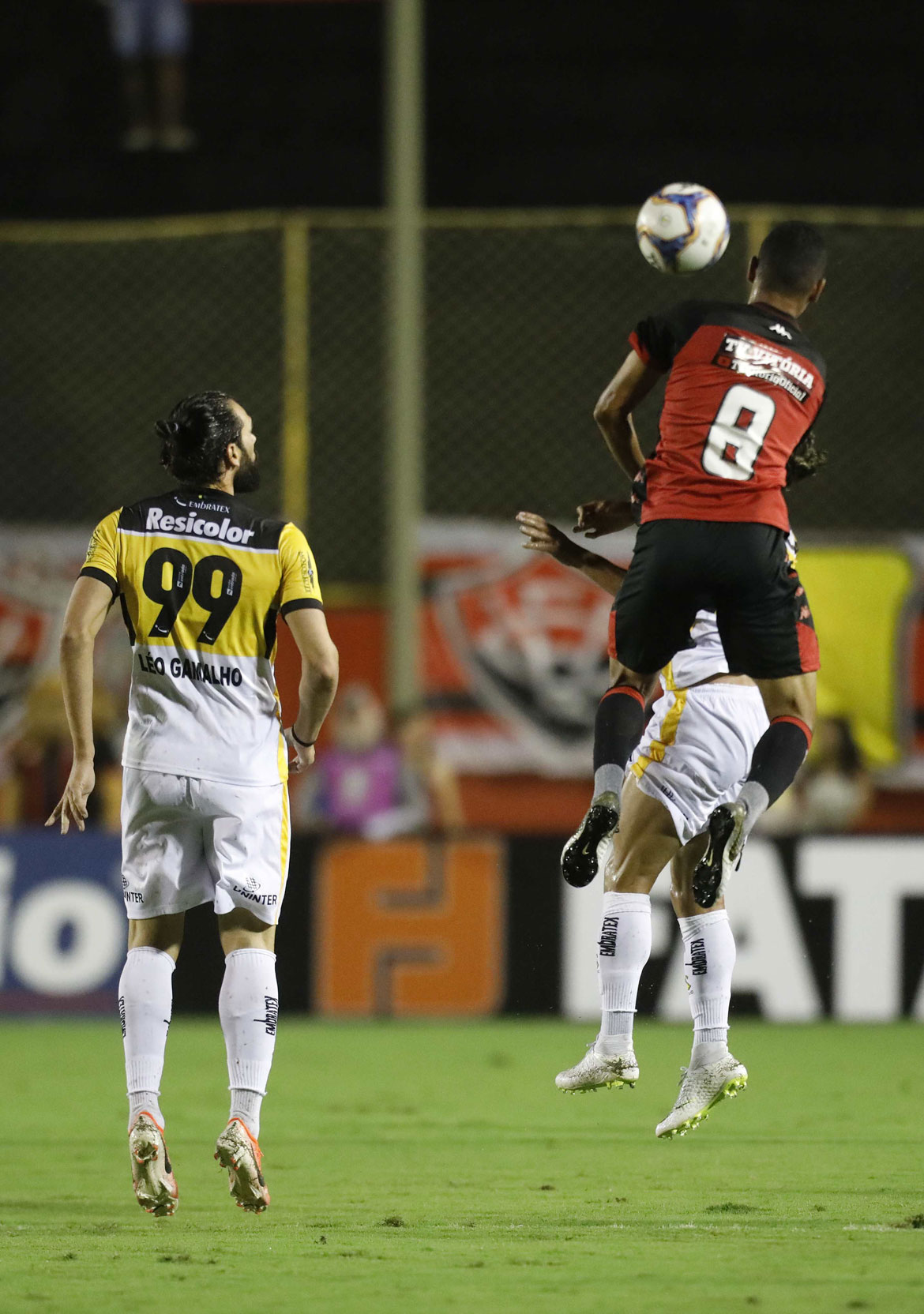 Com dois de Anselmo Ramon, Vitória bate Criciúma e finda jejum