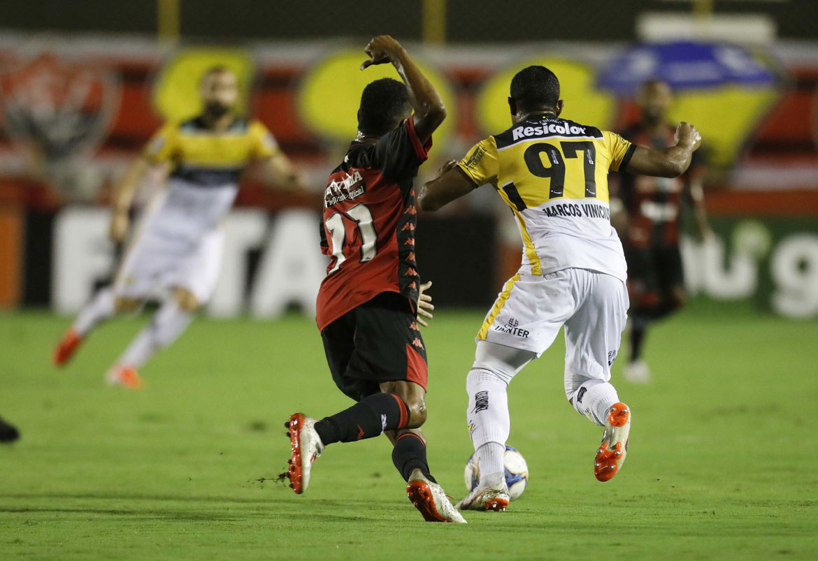Com dois de Anselmo Ramon, Vitória bate Criciúma e finda jejum