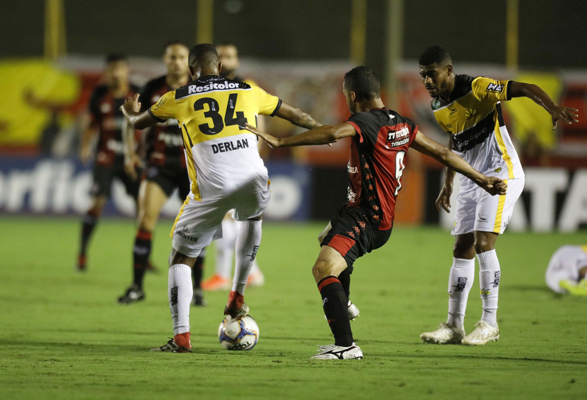 Com dois de Anselmo Ramon, Vitória bate Criciúma e finda jejum