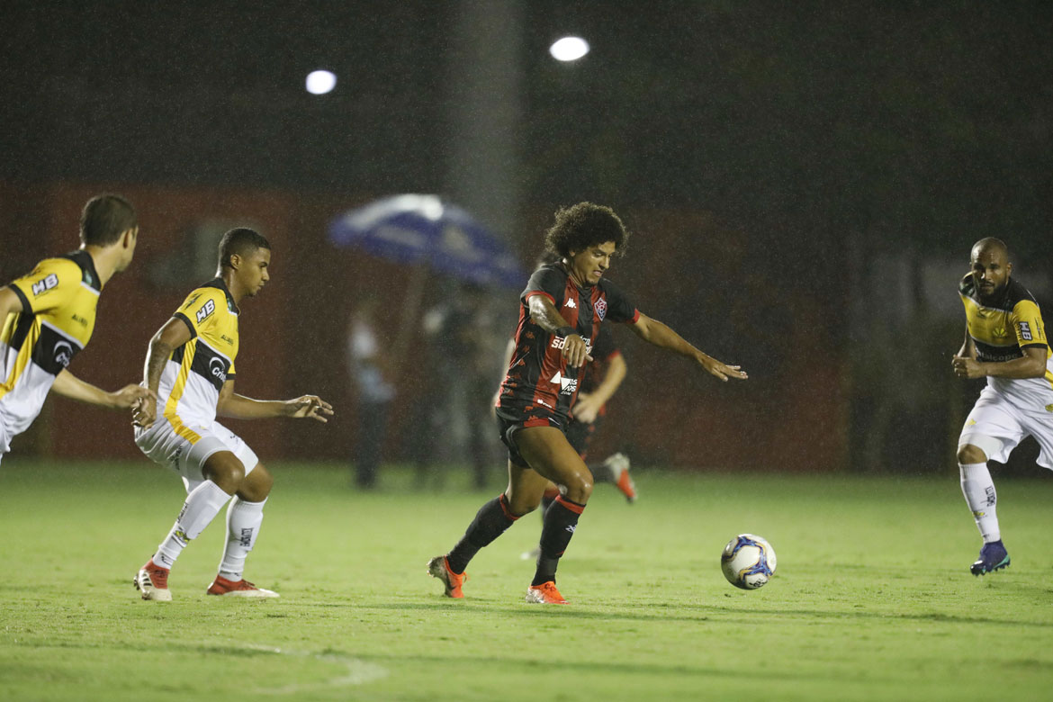 Com dois de Anselmo Ramon, Vitória bate Criciúma e finda jejum