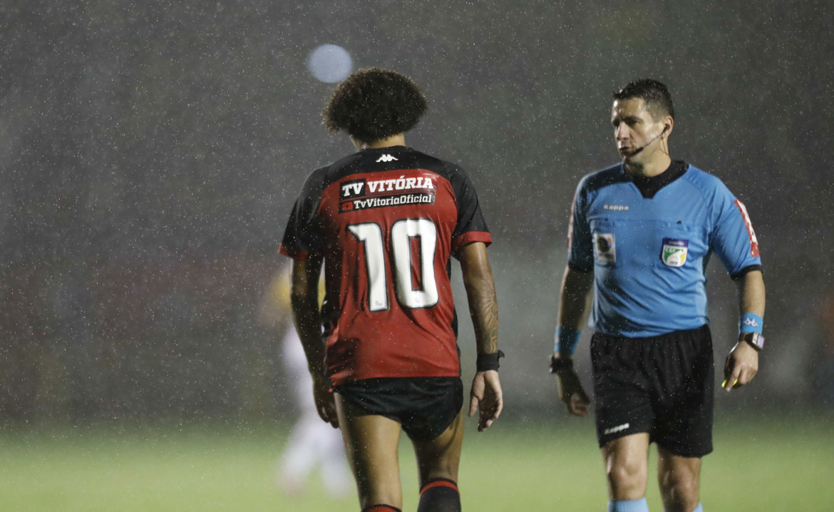 Com dois de Anselmo Ramon, Vitória bate Criciúma e finda jejum