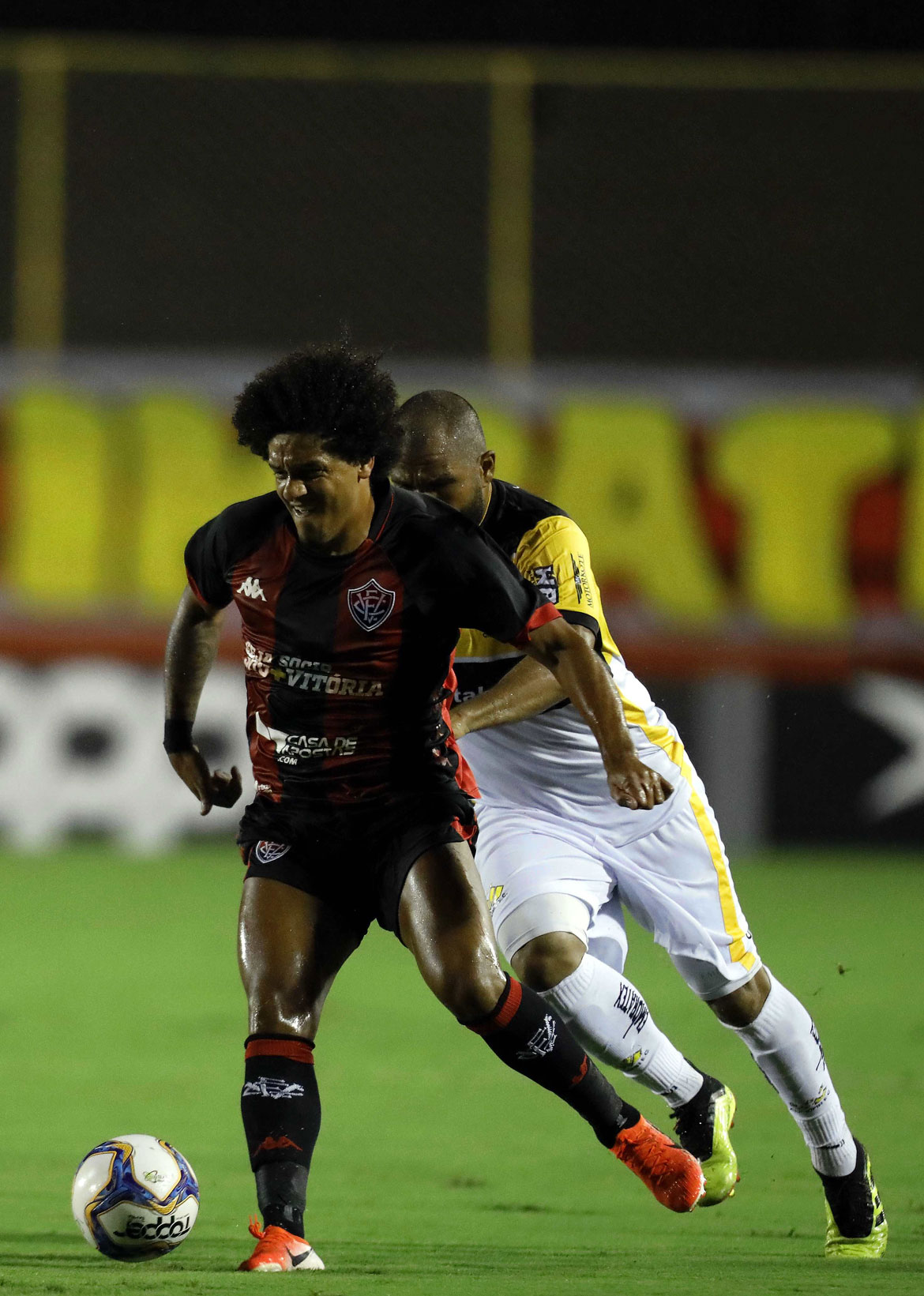 Com dois de Anselmo Ramon, Vitória bate Criciúma e finda jejum