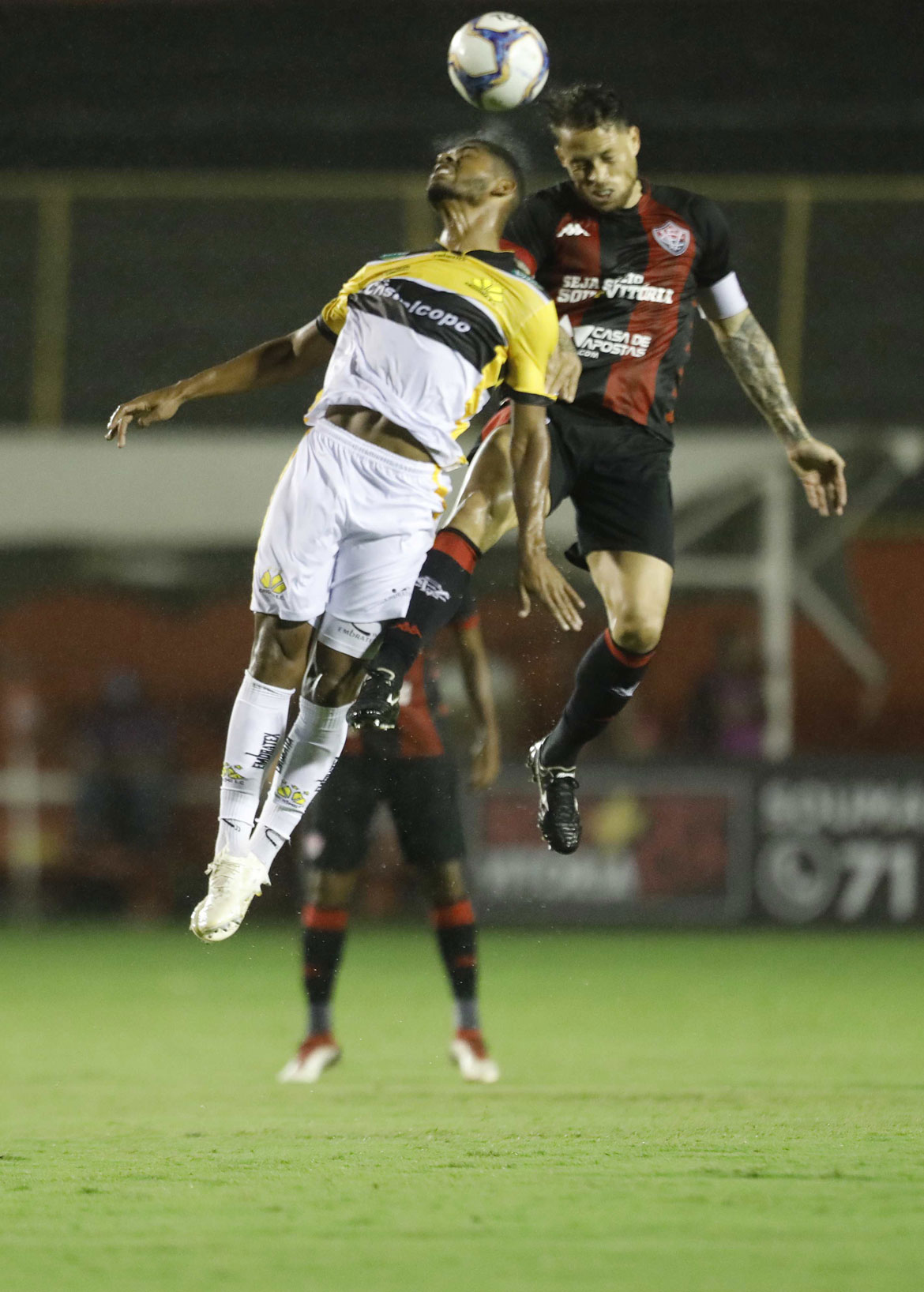 Com dois de Anselmo Ramon, Vitória bate Criciúma e finda jejum