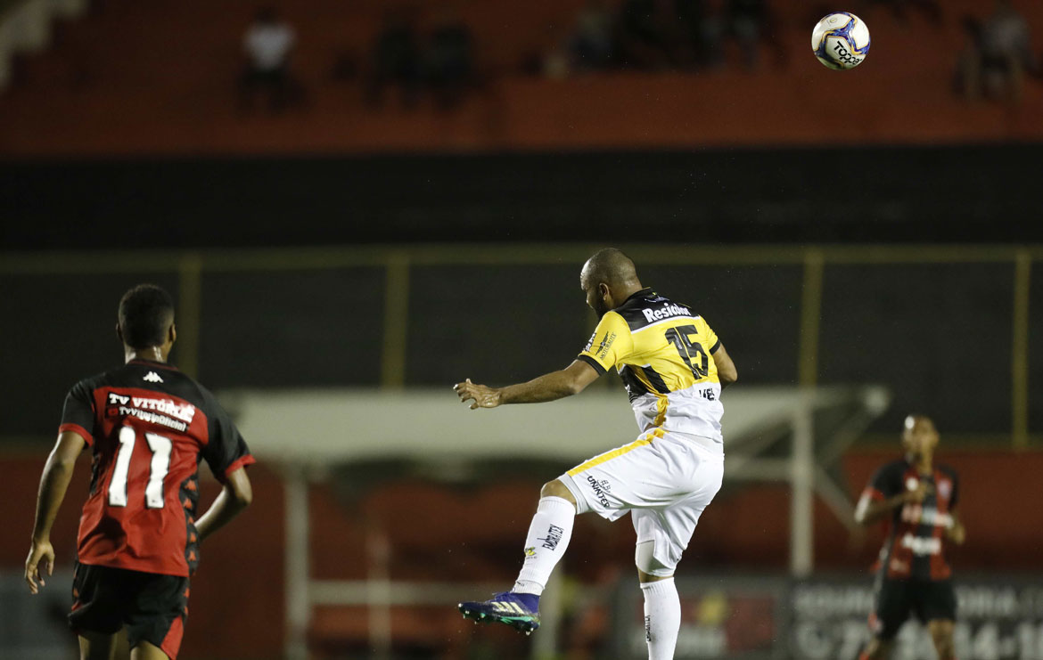 Com dois de Anselmo Ramon, Vitória bate Criciúma e finda jejum