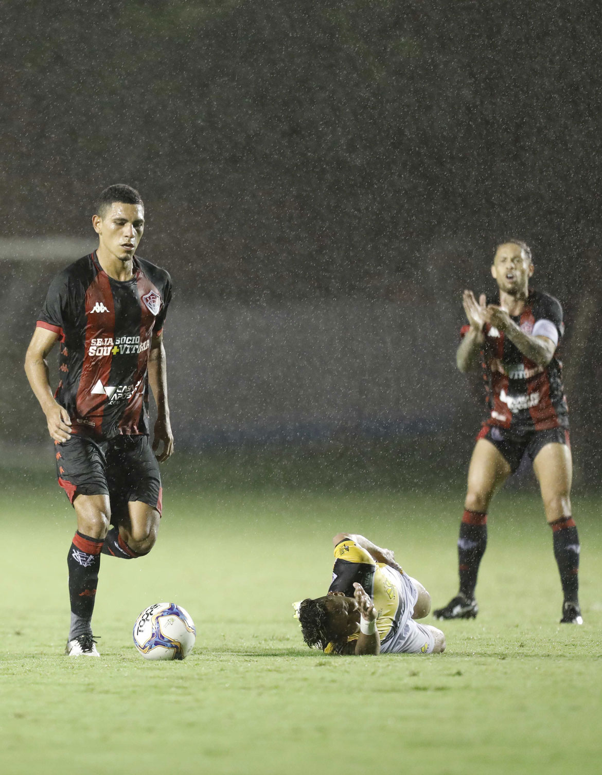 Com dois de Anselmo Ramon, Vitória bate Criciúma e finda jejum