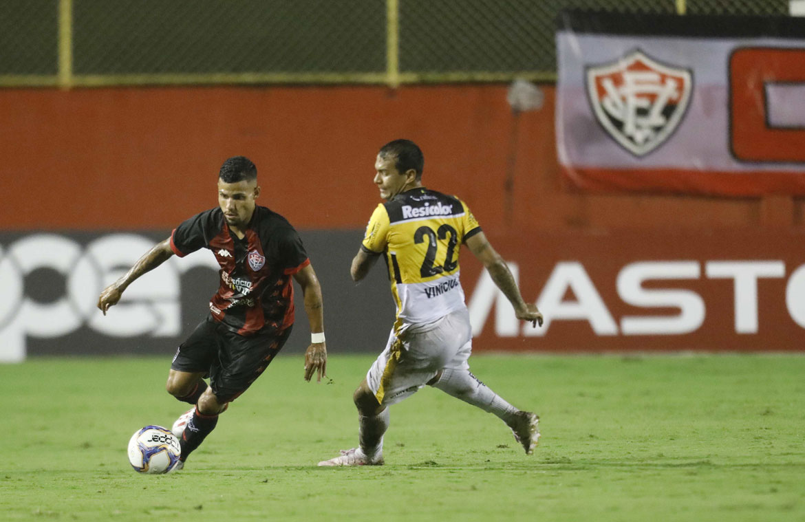 Com dois de Anselmo Ramon, Vitória bate Criciúma e finda jejum