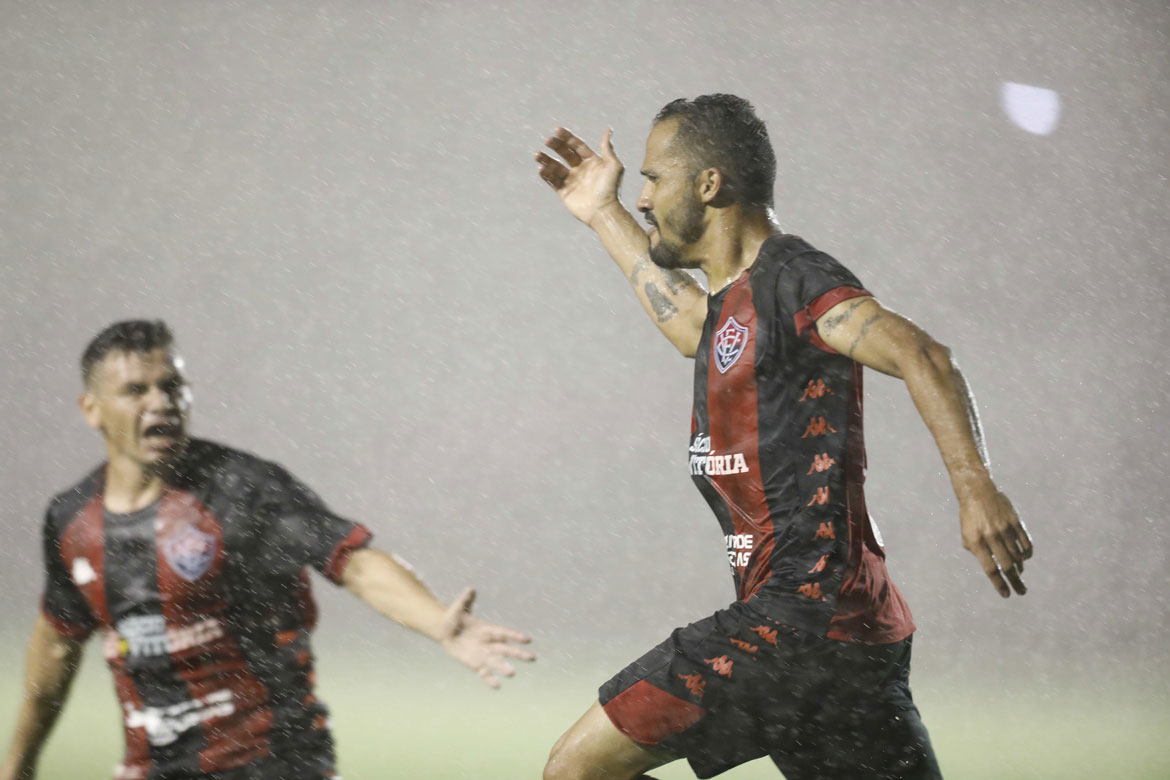 Com dois de Anselmo Ramon, Vitória bate Criciúma e finda jejum