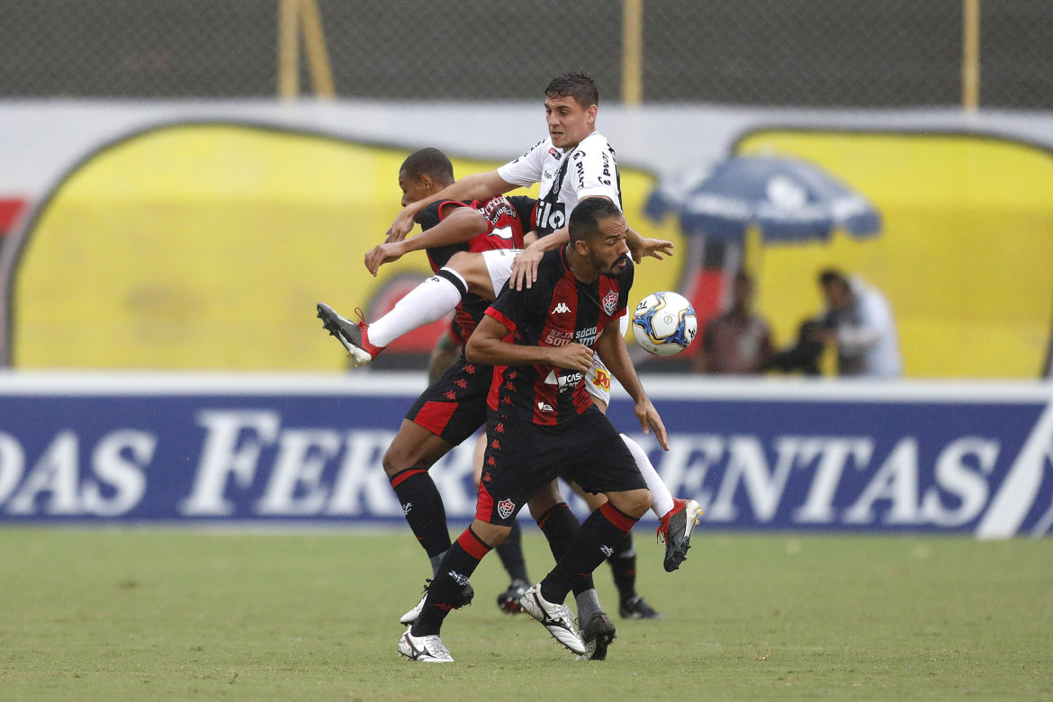 Vitória bate a Ponte Preta de virada em casa, mas ainda segue no Z-4