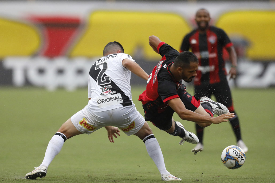 Vitória bate a Ponte Preta de virada em casa, mas ainda segue no Z-4