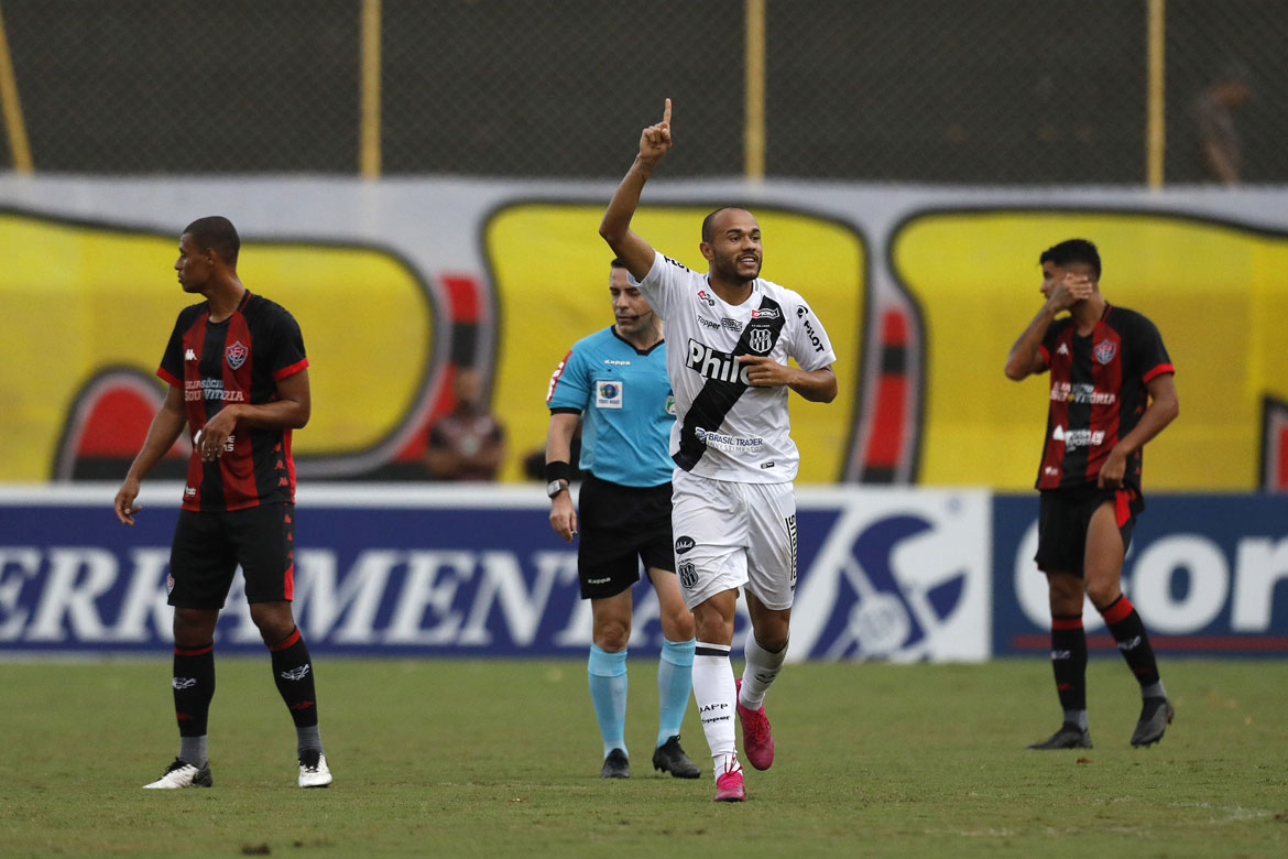 Vitória bate a Ponte Preta de virada em casa, mas ainda segue no Z-4