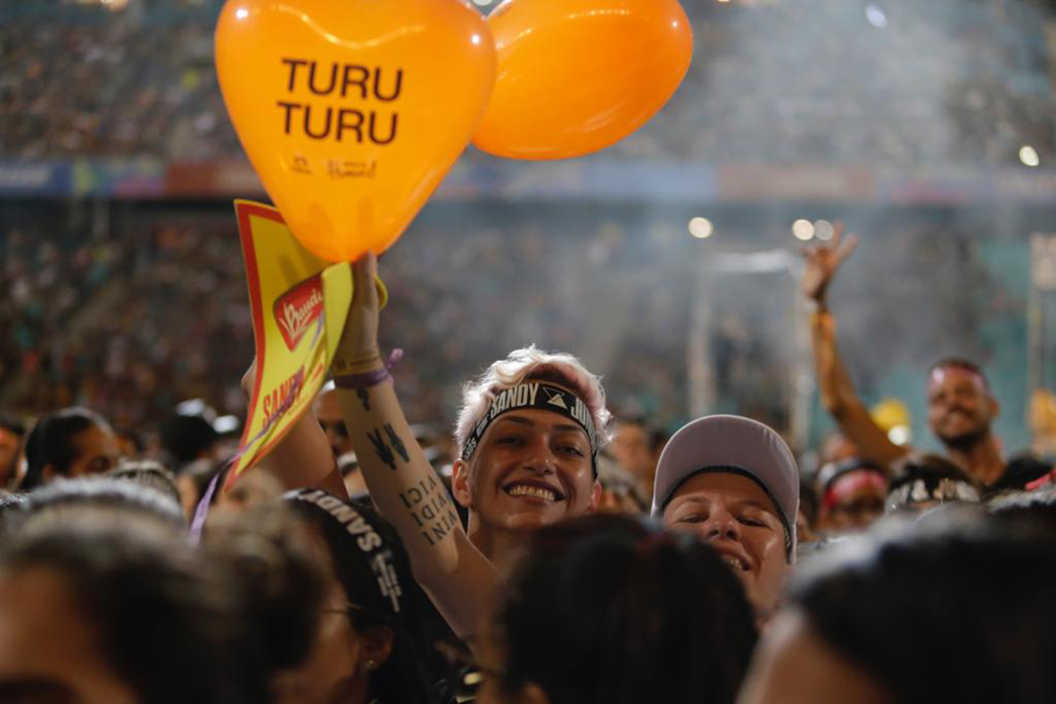 Com Fonte Nova lotada, Sandy e Júnior fazem público voltar no tempo