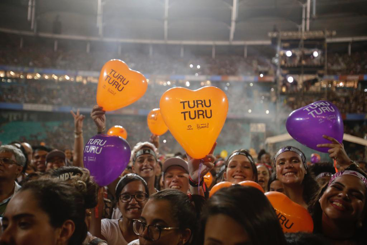 Com Fonte Nova lotada, Sandy e Júnior fazem público voltar no tempo