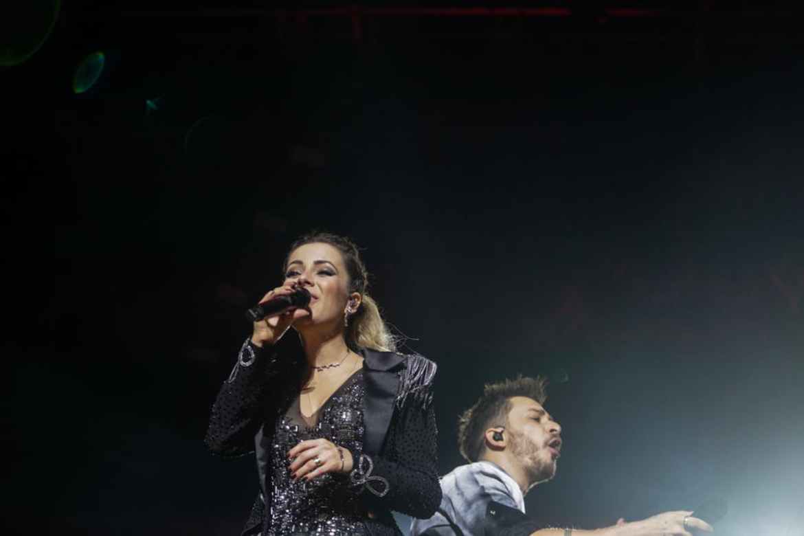 Com Fonte Nova lotada, Sandy e Júnior fazem público voltar no tempo
