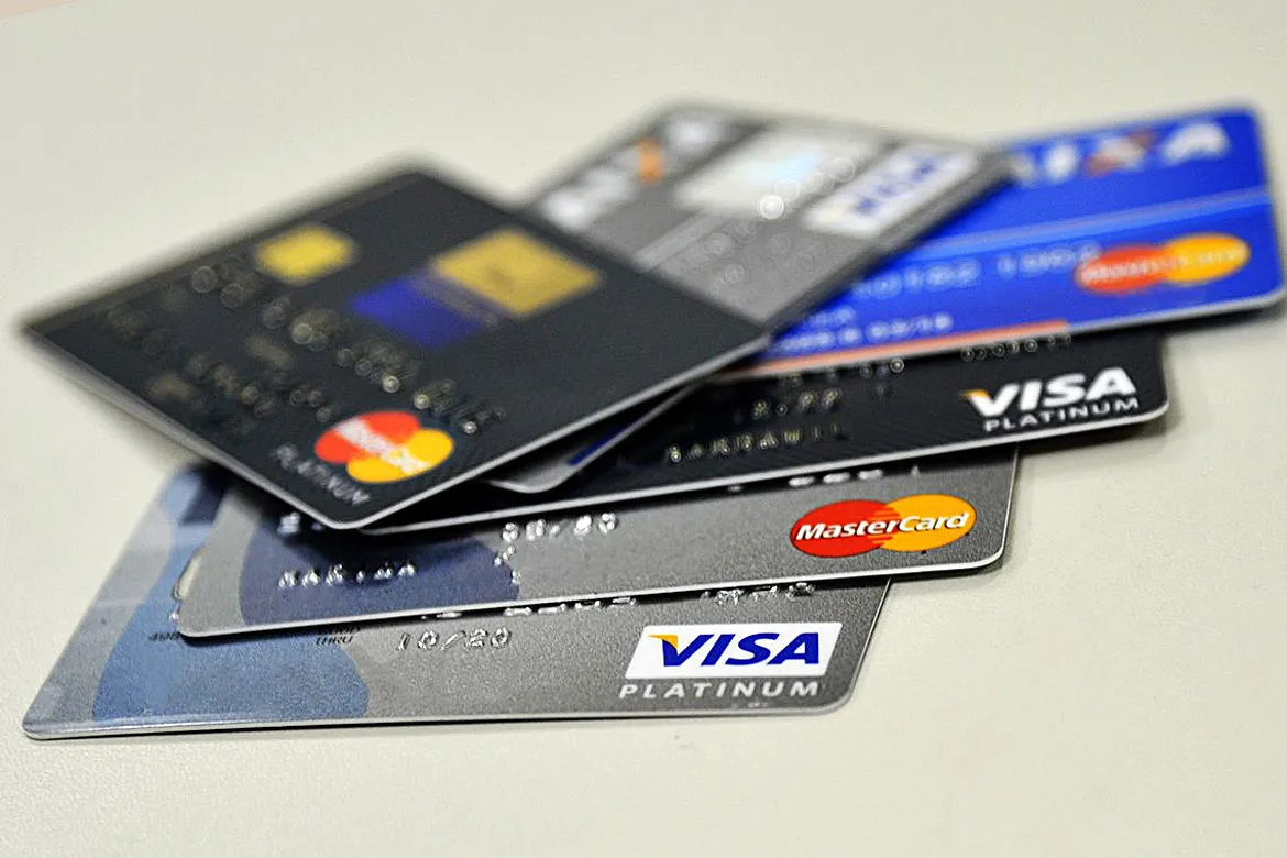 A quantidade de compras com cartões de crédito, débito e pré-pagos no período ultrapassou a marca de R$ 10,3 bilhões, o equivalente a 40 mil transações a cada minuto