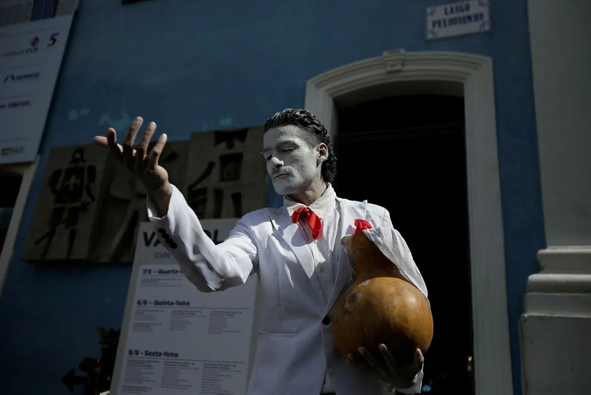 Cristan Aposto faz mímica e poesia na frente da casa de Jorge Amado