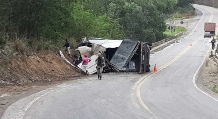 Caminhão capotou quando trafegava pelo KM-750