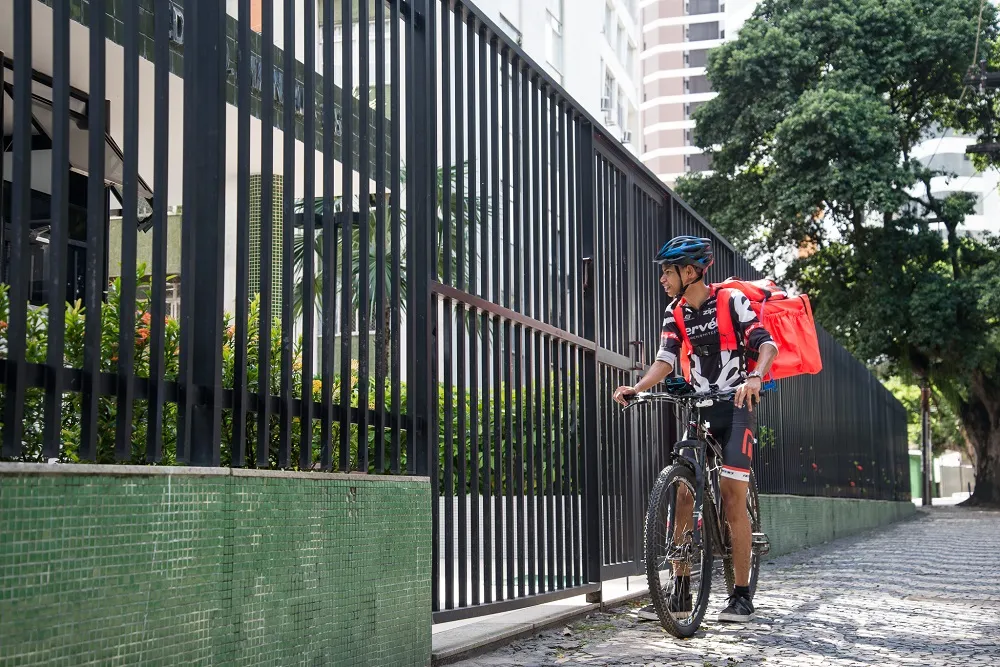 Jeferson Bacelar trabalhava com telemarketing; agora, o delivery é sua única fonte de renda