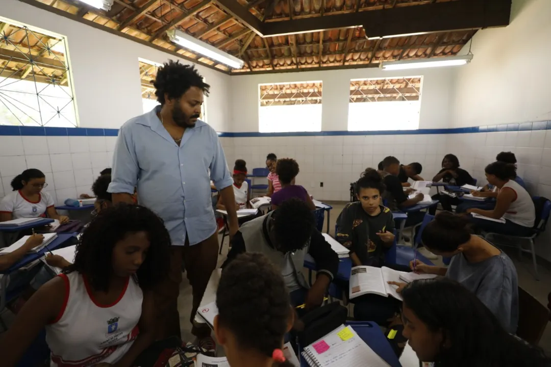 Hugo Santiago Mendes durante sua aula de história da Escola Municipal Vida Nova
