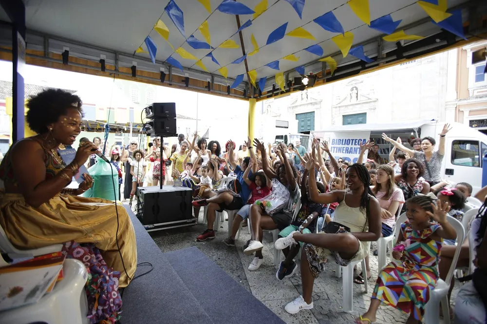 Contação de histórias com Helena Santos, durante a Flipelô, no Pelourinho