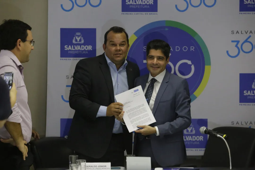 Presidente da Câmara Municipal, Geraldo Júnior, e o prefeito ACM Neto em entrega do projeto de lei para análise