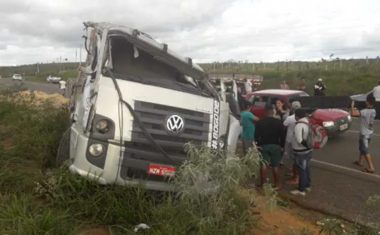 Condutor perdeu o controle do veículo quando passava na curva