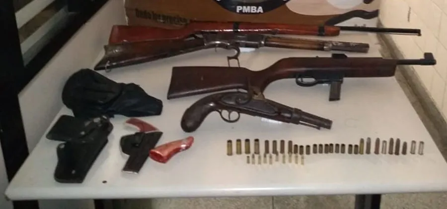 Com o suspeito foram apreendidos dois rifles