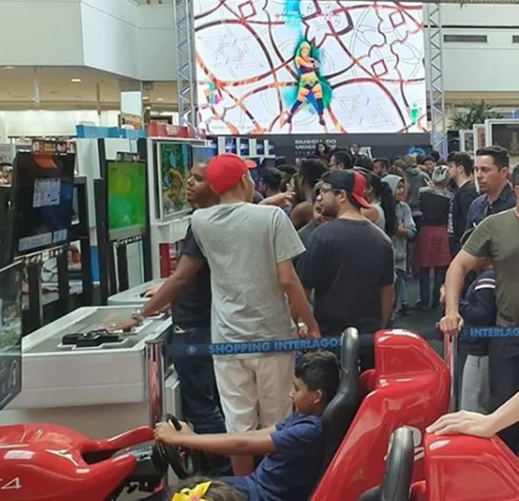 No evento, é possível pilotar supermáquinas em cockpits para PS4