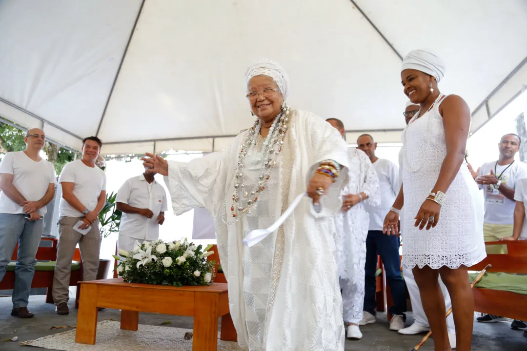 Encontro homenageia 24 sacerdotes de religião de matriz africana de Lauro de Freitas.